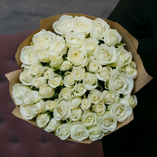 Изображение товара Монобукет из 45 белых роз в крафте. Для самых близких с любовью.