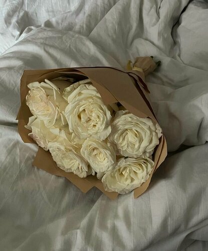 Изображение товара Букет из 9 белых роз в оформлении, идеальный подарок для любимого человека