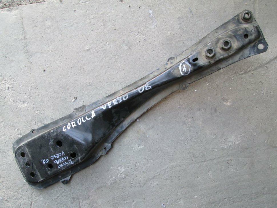 Поперечная балка 512040F010 Toyota Corolla Verso б/у