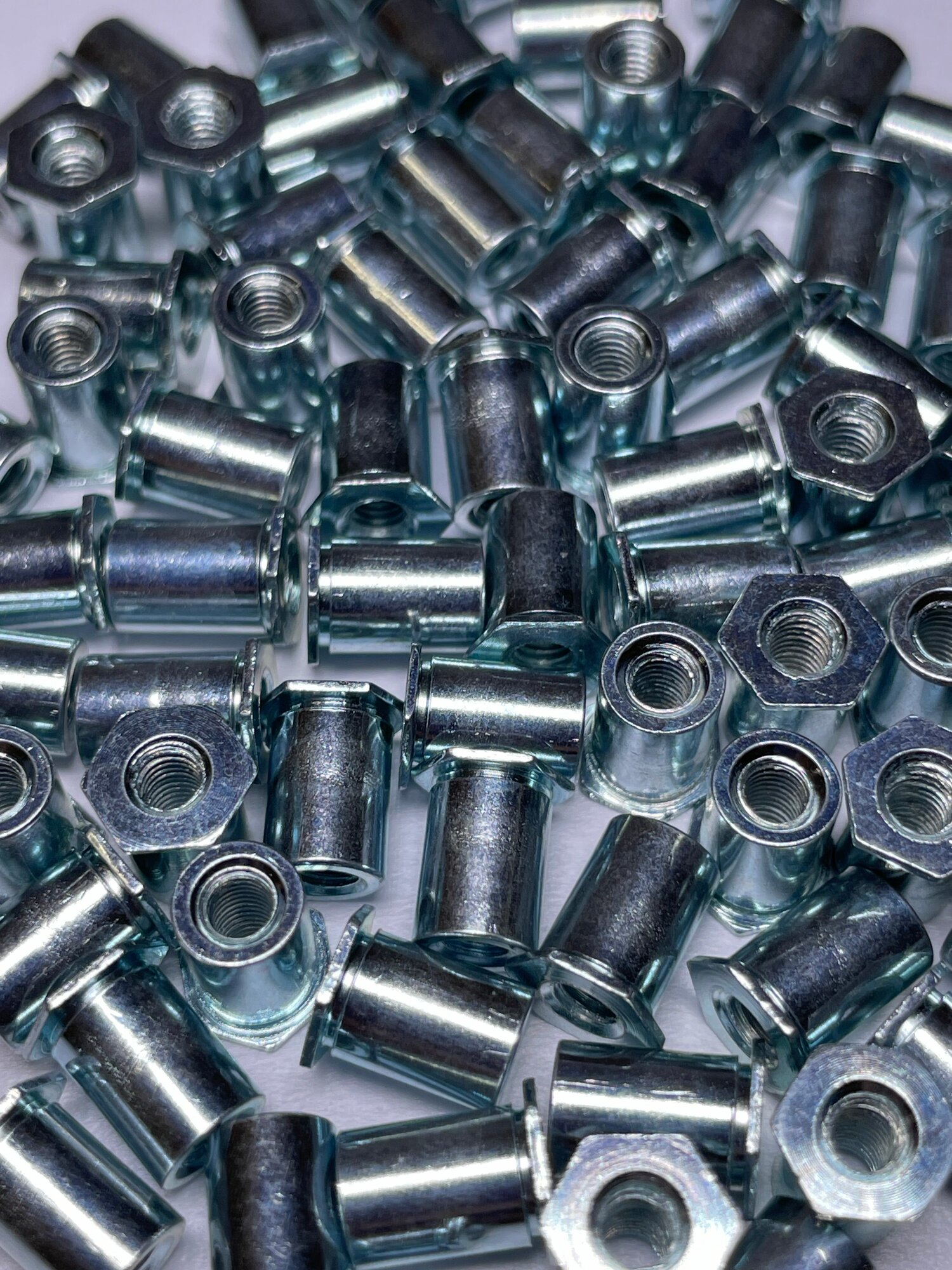 1000 шт. Втулка М3х8 запрессовочная, установочная, оцинкованная, сквозная резьба, шестигранная головка