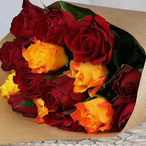 Изображение товара Букет из 15 красных оранжевых роз 40см. в крафте от Букет Маркет