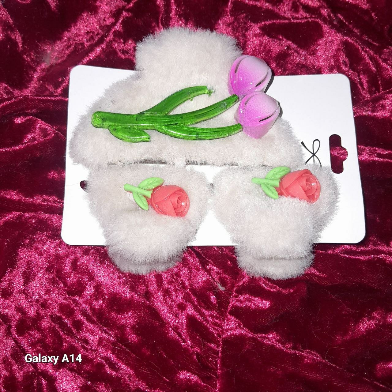 ✨ Меховые заколки – сочетание уюта и элегантности! ✨ Любите, когда волосы красиво собраны, но при этом удобно? Модные заколки 3в1 с цветочным декором Эти заколки выполнены из прочного пластика и украшены элегантными цветами.