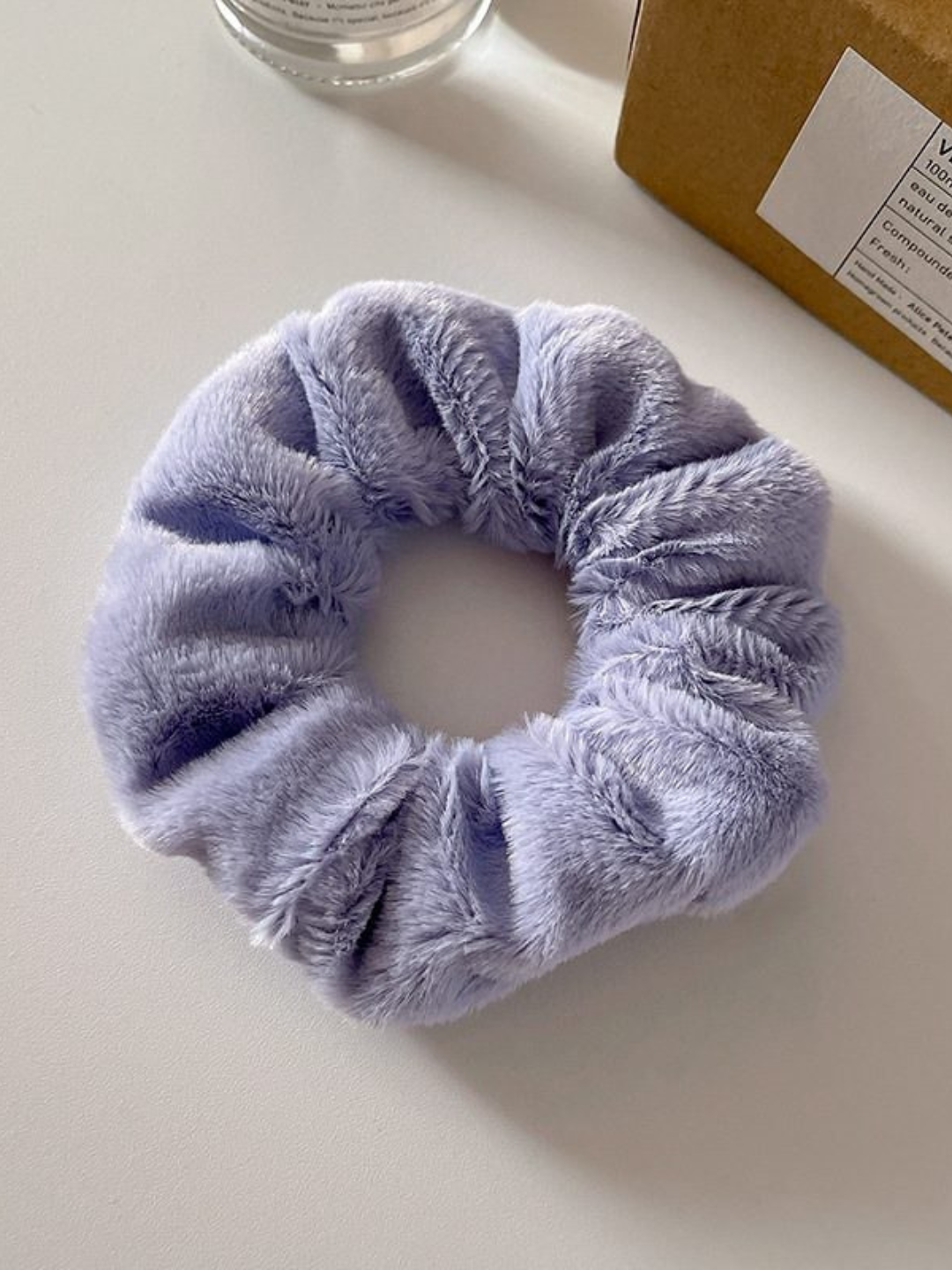 Мягкая структура резинки не травмирует волосы, не выдёргивает и не ломает их, не вызывает дискомфорта и головной боли