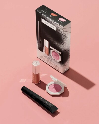 Изображение товара Fenty Beauty Набор косметики из хайлайтера, блеска и туши Fenty Fam Faves