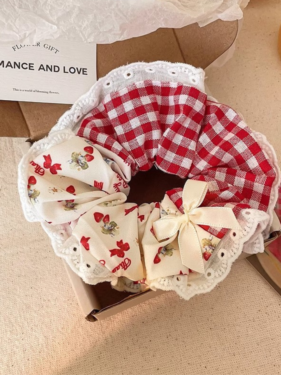 Мягкая структура резинки не травмирует волосы, не выдёргивает и не ломает их, не вызывает дискомфорта и головной боли