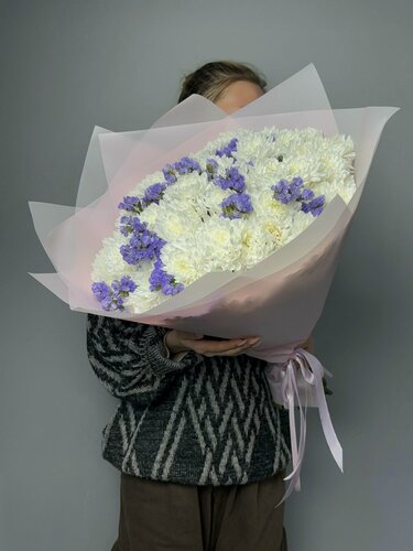Изображение товара Пушистое сердце: 25 кустовых хризантем и 15 статиц – FRESH FLORA купить свежие цветы с доставкой