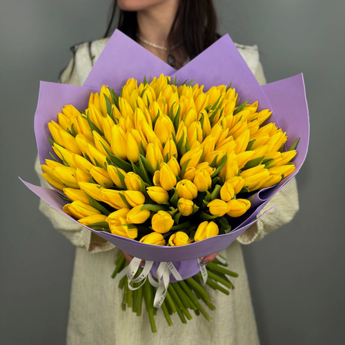 Изображение товара Букет из 101 желтых тюльпанов в стильной упаковке. «365 Поводов» - живые цветы с доставкой