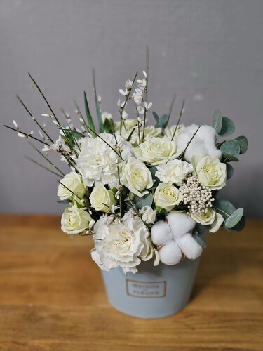 Изображение товара Композиция в коробке белым диантусом, кустовой розой и генистой, MAXI.