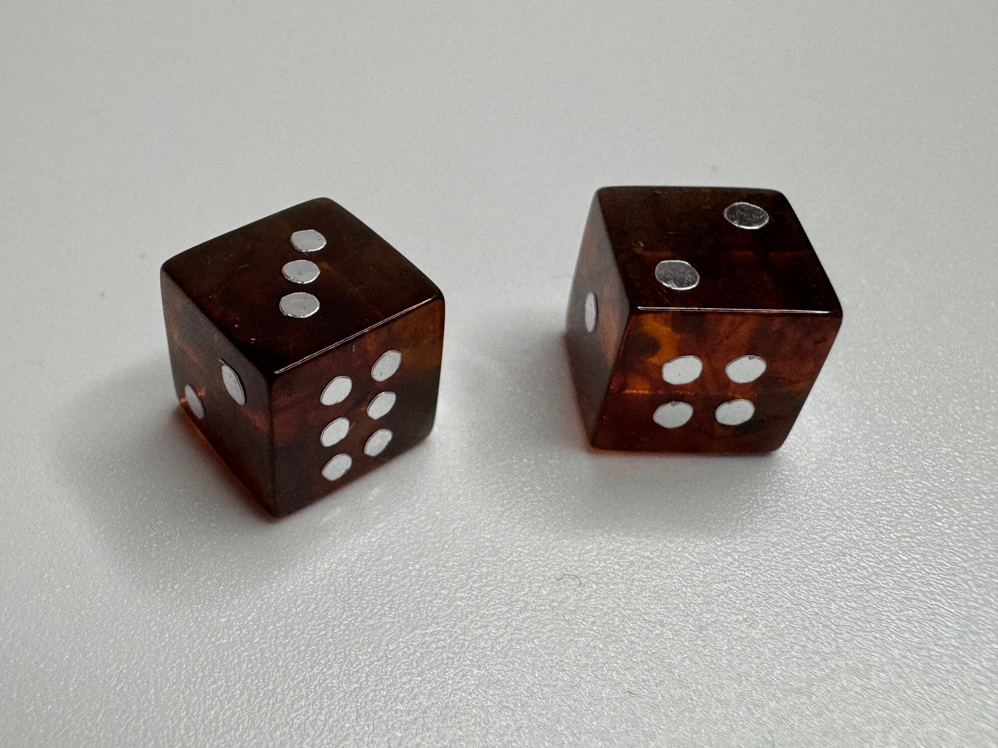 Игральные кубики для настольных игр из натурального янтаря 2 шт.