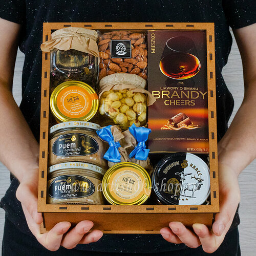 Изображение товара Подарочный набор папе с риетами из кабана и гусиной печени, мёдом, чаем и мягкой карамелью #2201