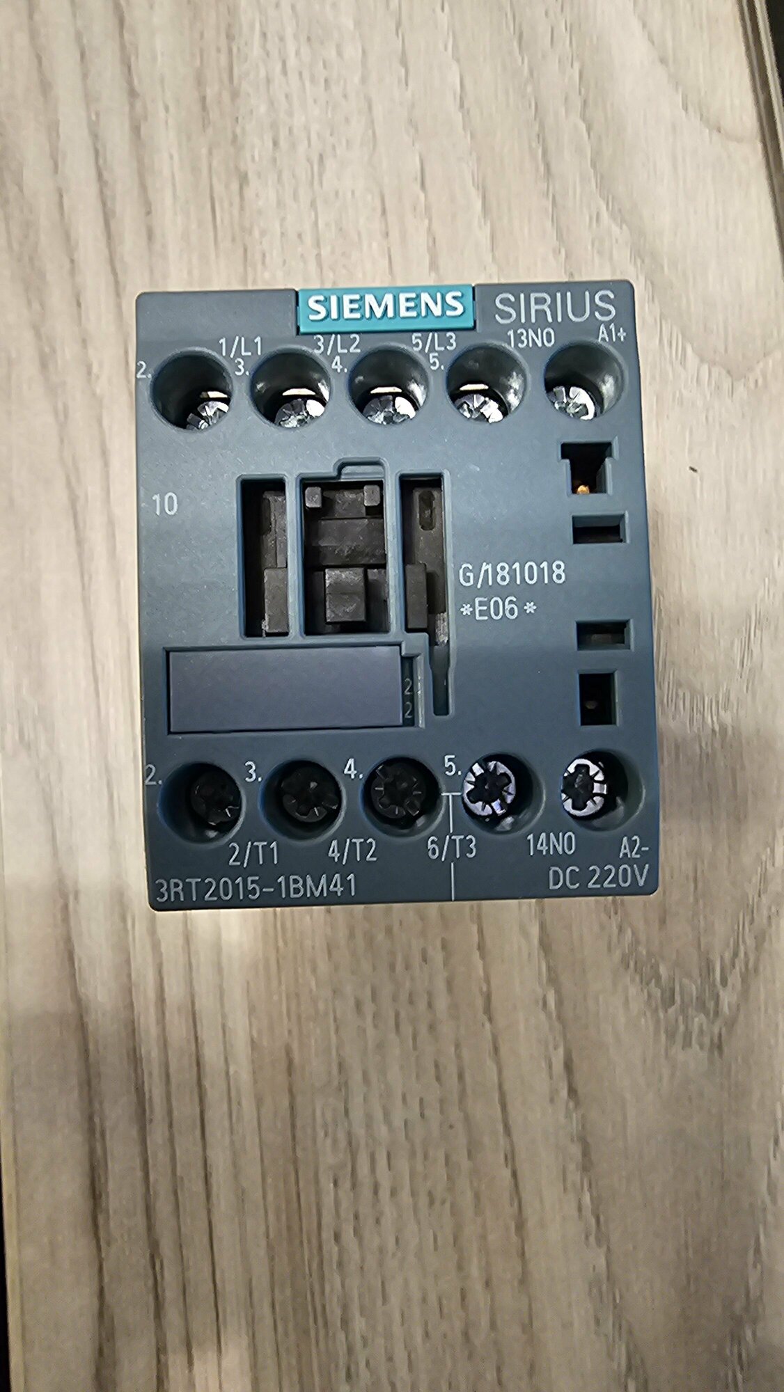 фото Контактор Siemens 3 полюса AC-3, 3КВТ/400В, Блок-Контакт 1НО 3RT20151BM41