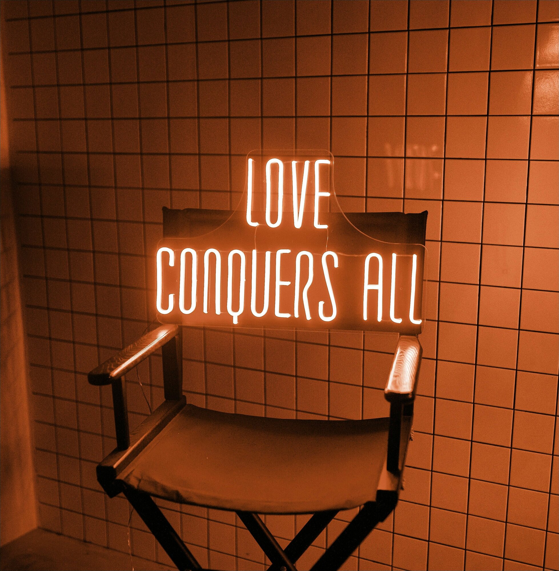 Табличка неоновая Love conquers all, 60х39 см