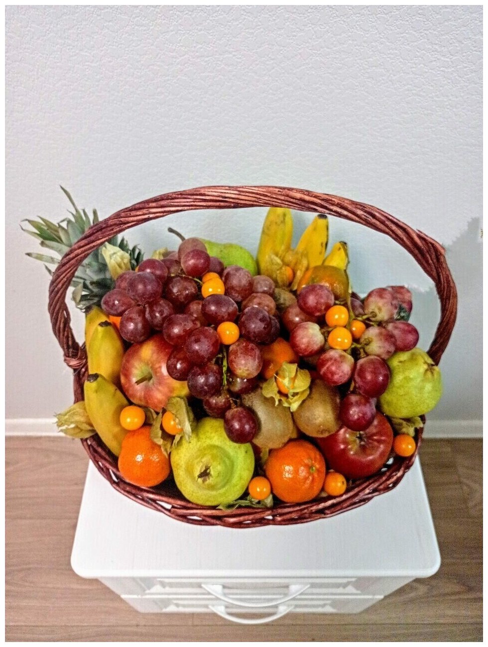 Букет из фруктов в подарочной фруктовой корзине 8878FGH67