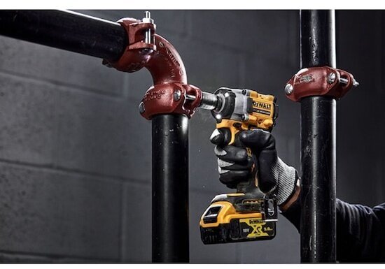 Гайковерт аккумуляторный DEWALT DCF922P2T-QW - фотография № 3