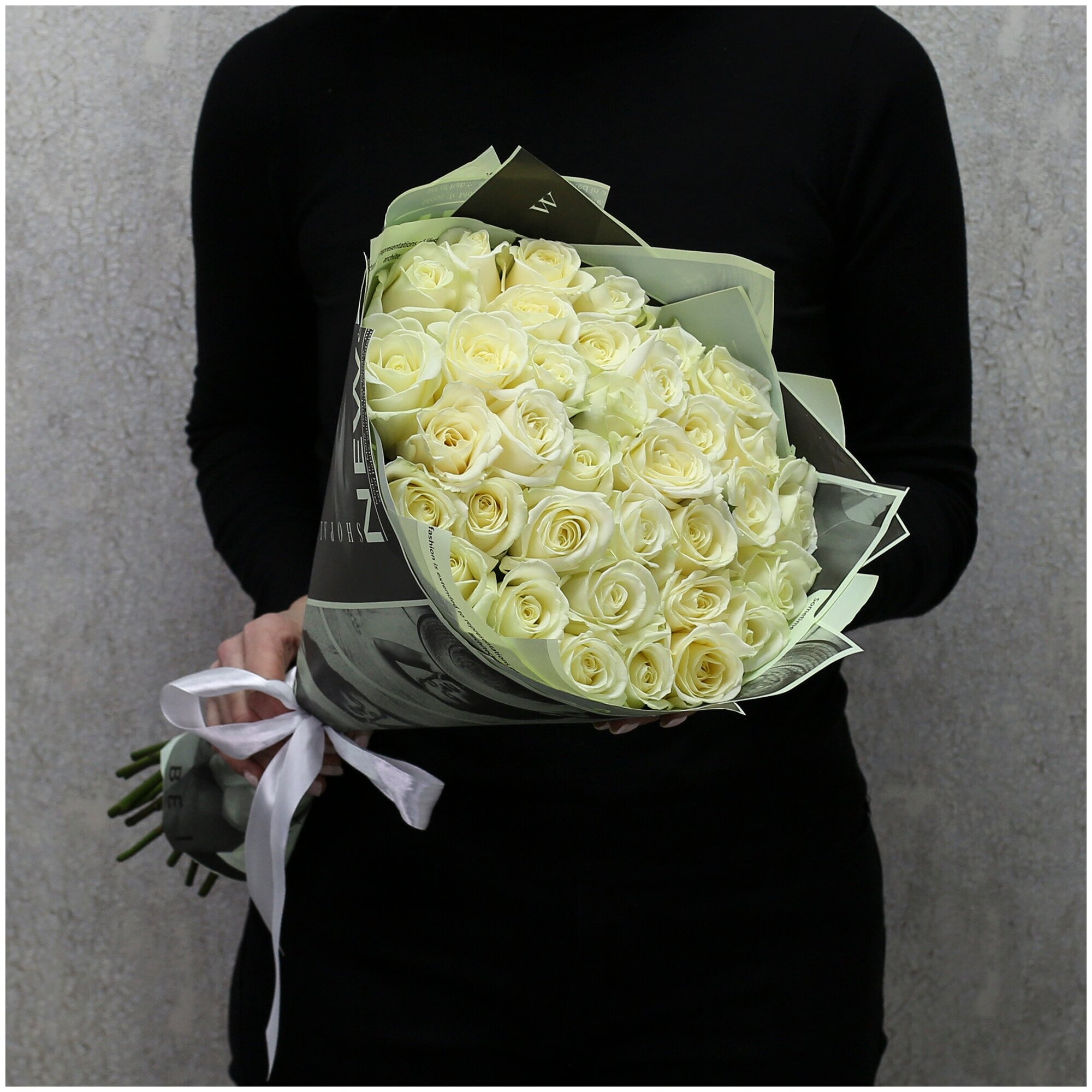 Цветы живые букет из 35 белых роз Аваланч 50 см в дизайнерской упаковке