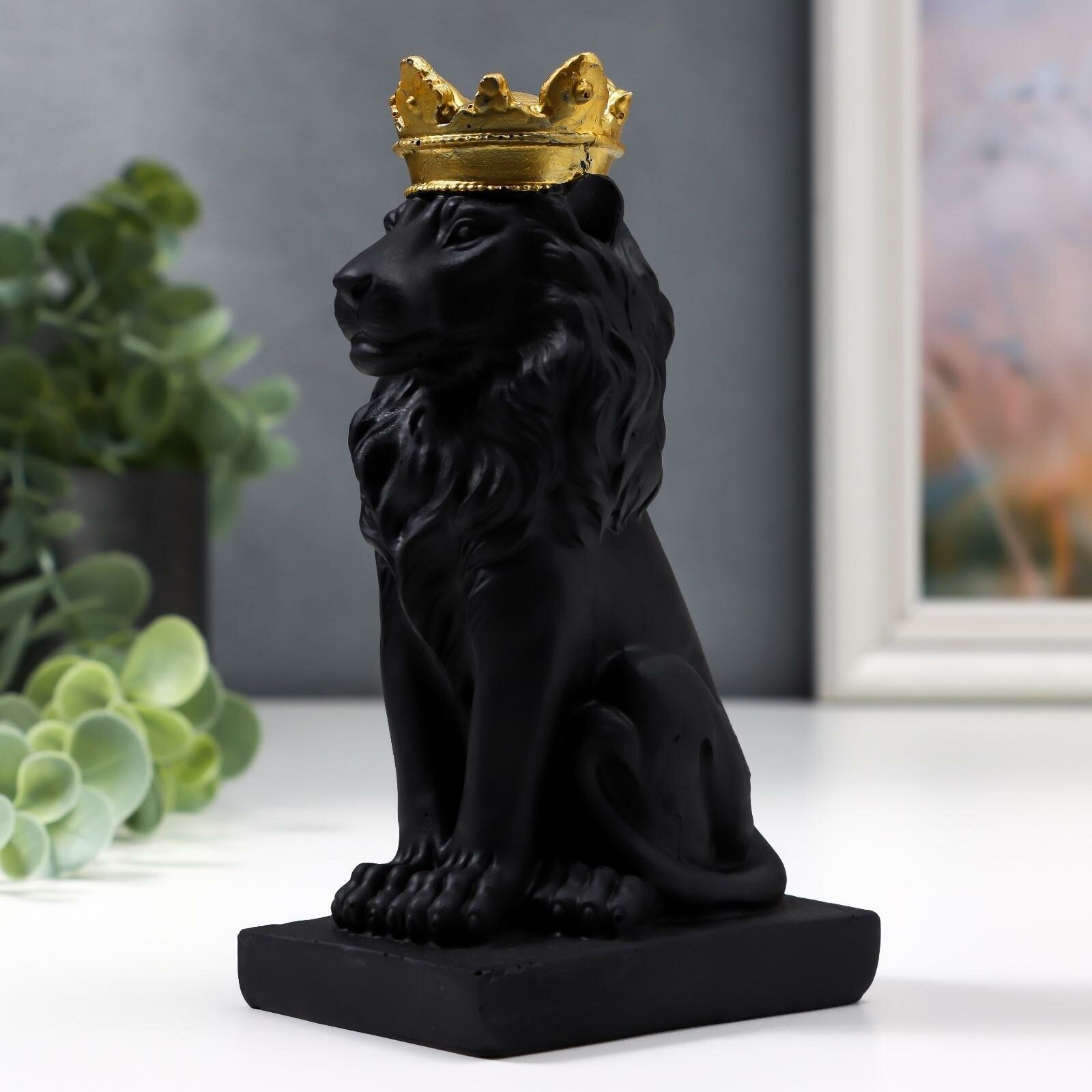 Сувенир полистоун "Чёрный лев в золотой короне" 13,8х5,8х8 см 5449206