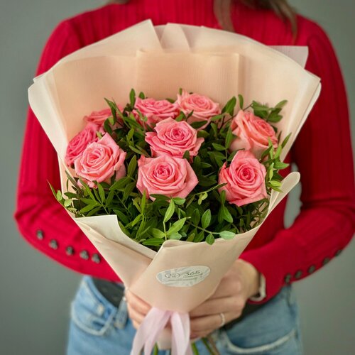 Изображение товара Букет из розовых роз Рассвет в стильной упаковке. «365 Поводов» - живые цветы с доставкой