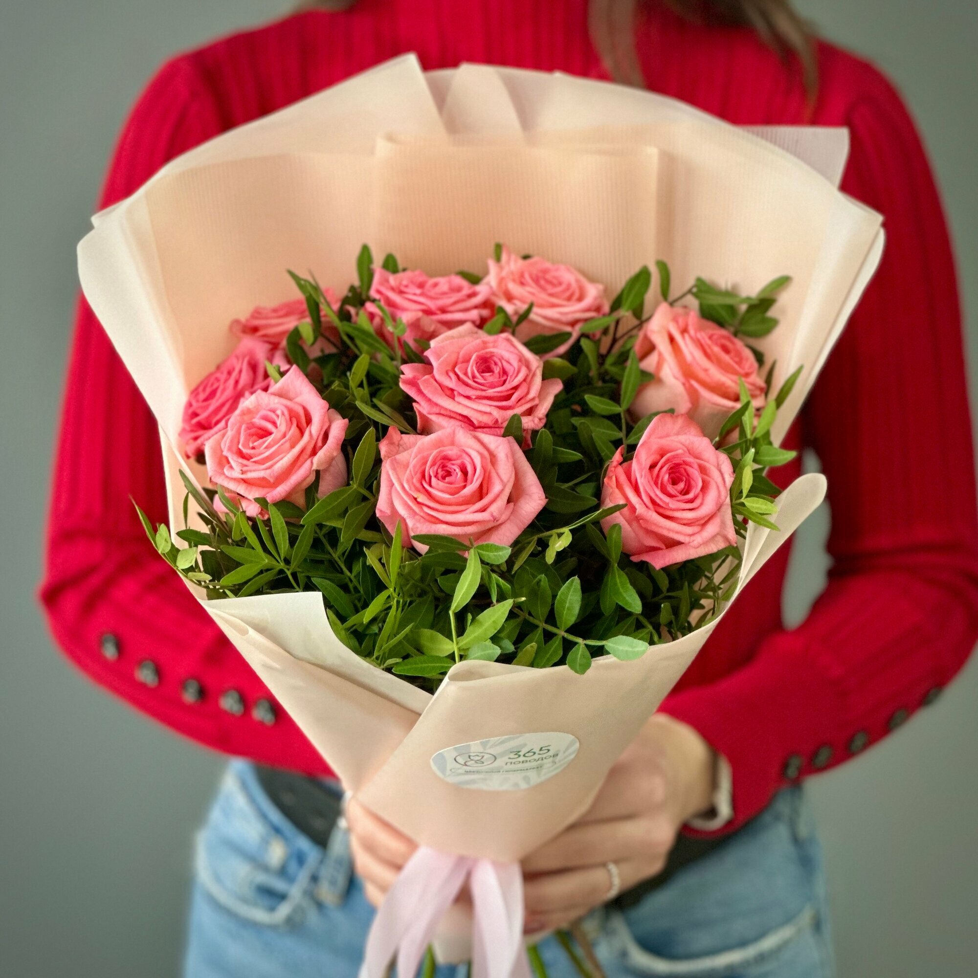 Букет из розовых роз Рассвет в стильной упаковке. «365 Поводов» - живые цветы с доставкой