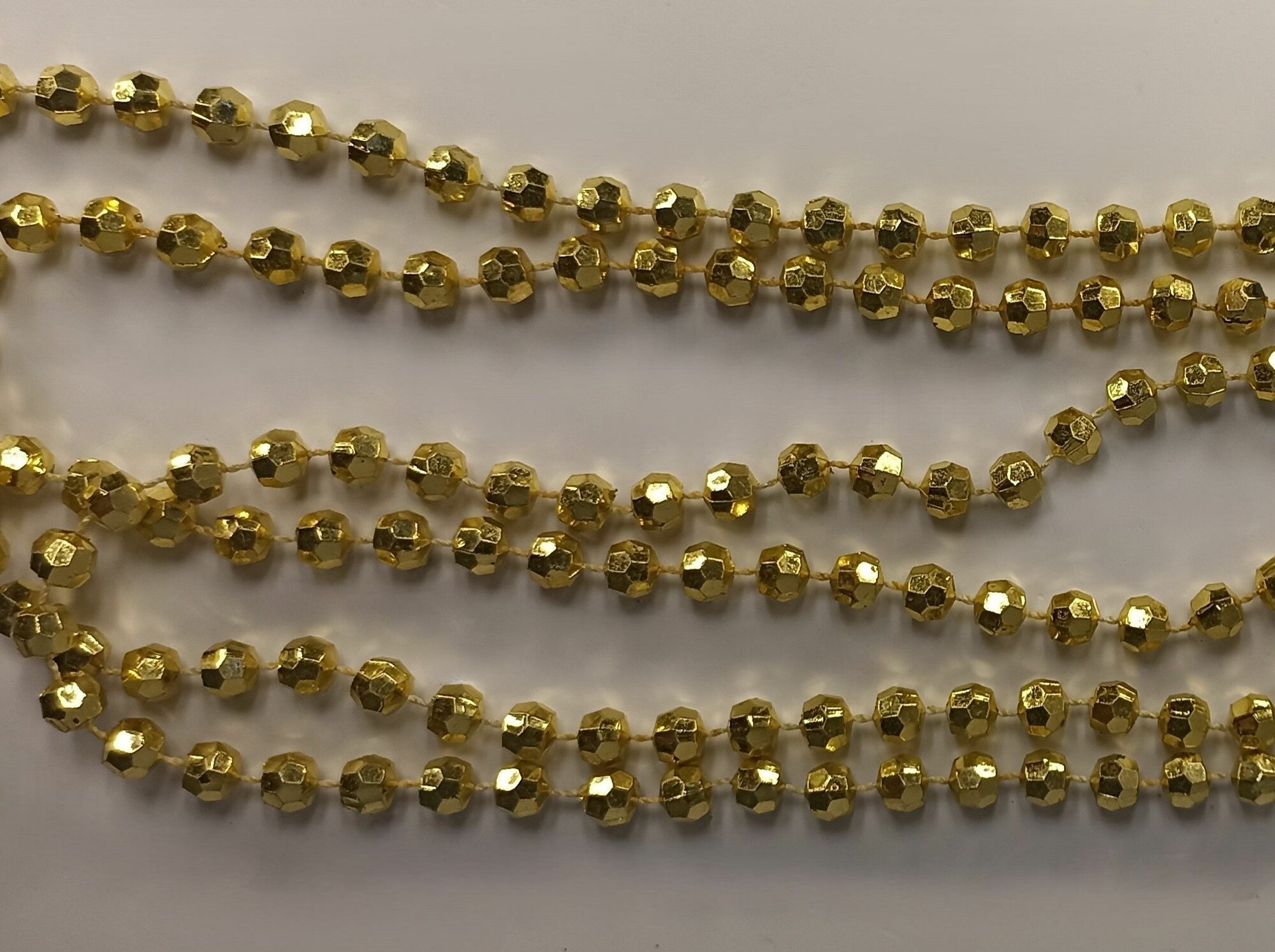 Новогоднее украшение бусы с ограненными шариками 2 метра диаметр шариков 08см. А3-6209А золотой цвет