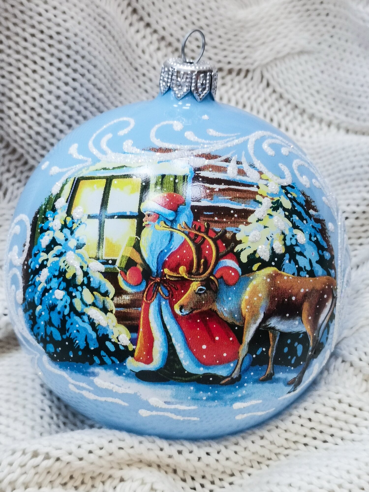 Елочный шар Коломеев Дед Мороз с оленем, голубой, 10 см, 1 шт.