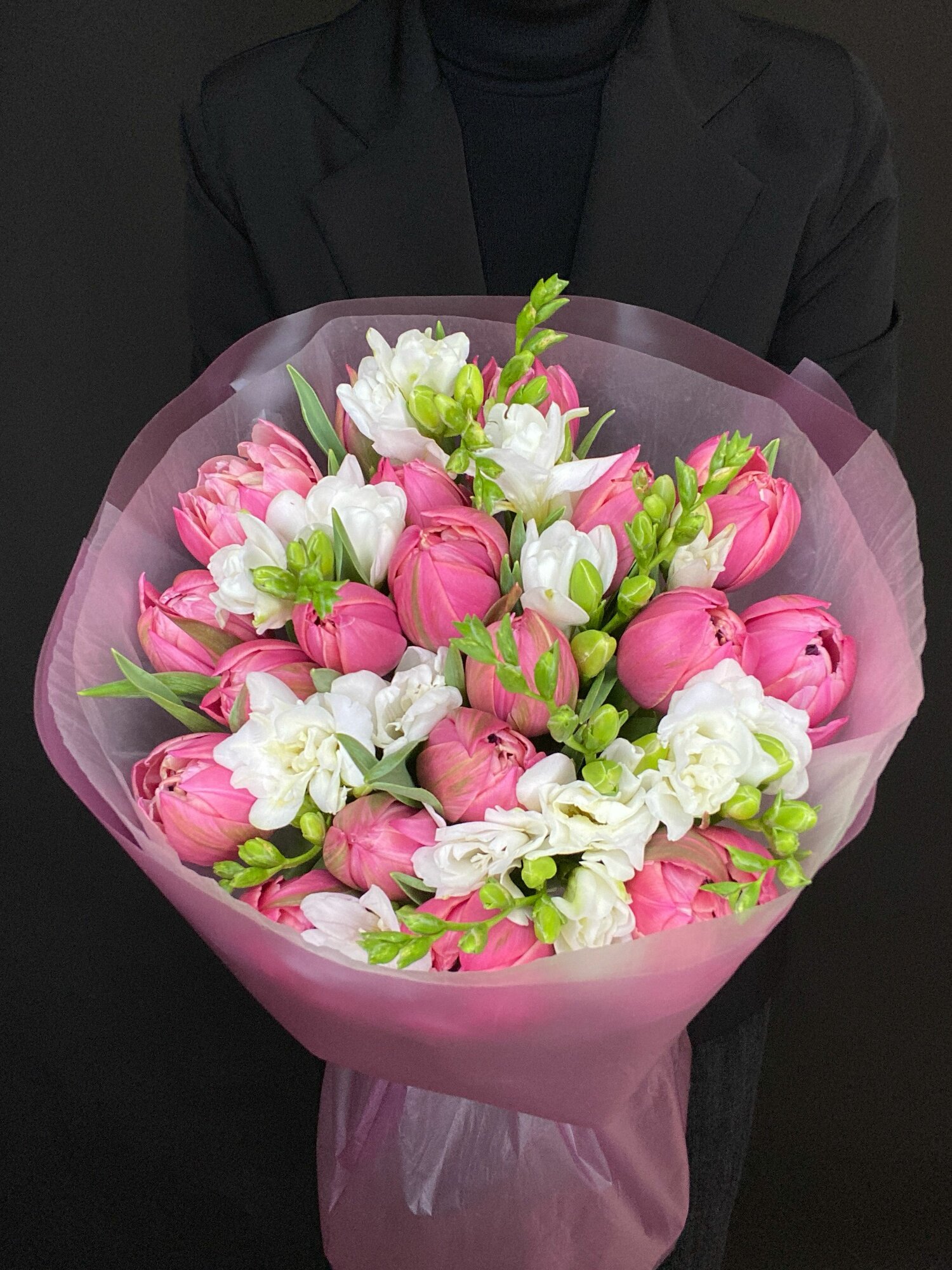 Сборный букет «Тюльпаны с фрезией» 19 цветков 40 см х 25 см цвет: белый/розовый