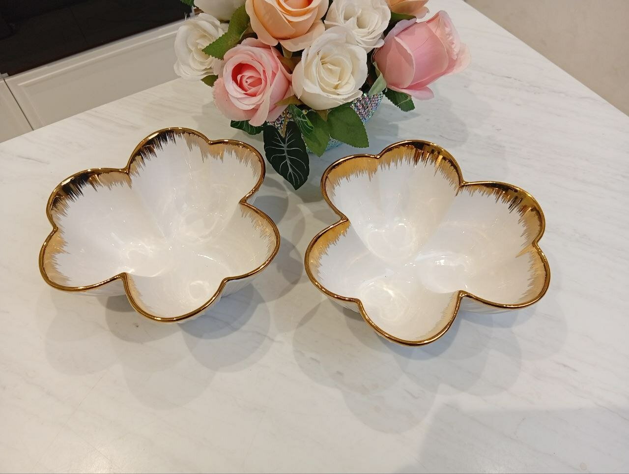 Салатница" цветочная и необычная " фарфоровая, овальная, бело-золотая, 22 см, 2 штуки