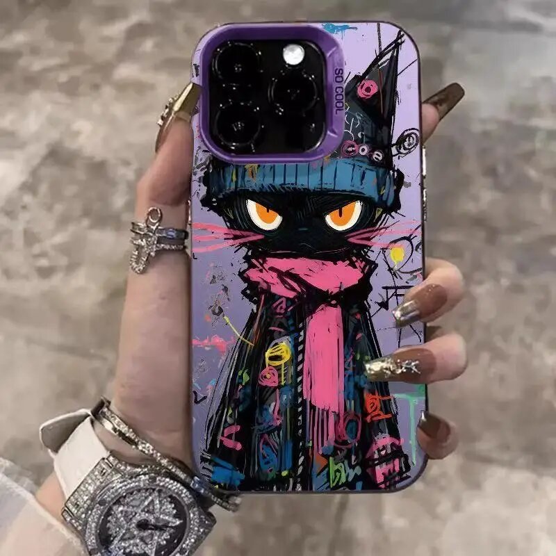Фиолетовый чехол для iPhone 15 Pro с котом и граффити