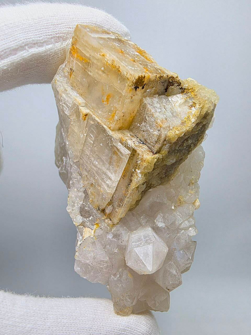 Друза кварца с кальцитом 76 мм, 130 г. — фото 1