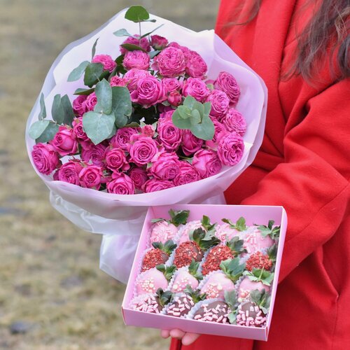 Изображение товара Букет кустовых роз 7 шт с эвкалиптом и набор клубники в шоколаде, подарок девушке, маме, коллеге, сестре, жене