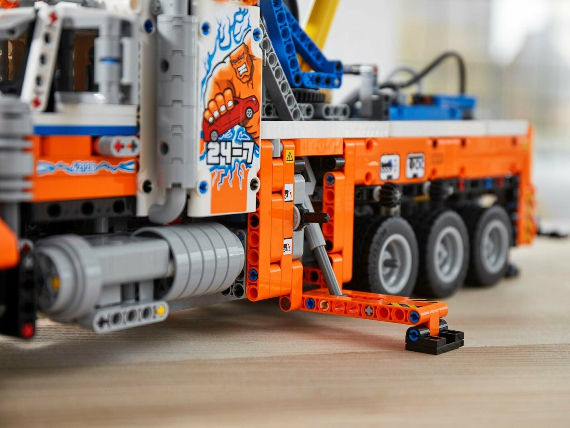 Конструктор LEGO Technic Грузовой эвакуатор - фото №8