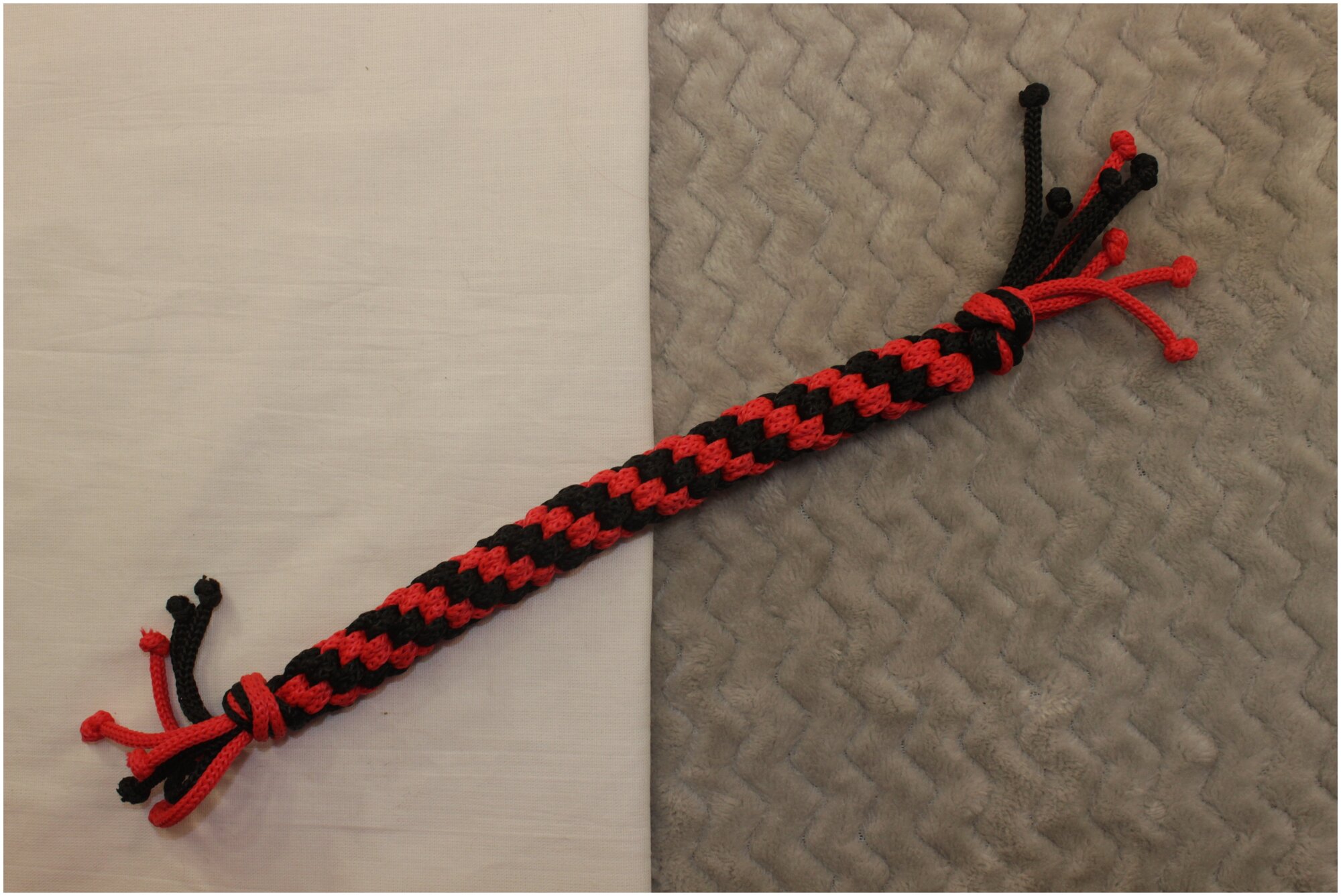 Игрушка для небольших пород собак "Канатик-Кусатик" 20 см, черно-красный