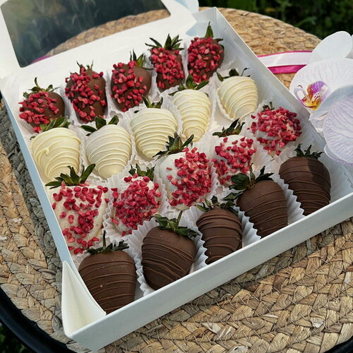 Изображение товара Подарочный набор «Грация», клубника в шоколаде, 20 штук, белый/молочный шоколад