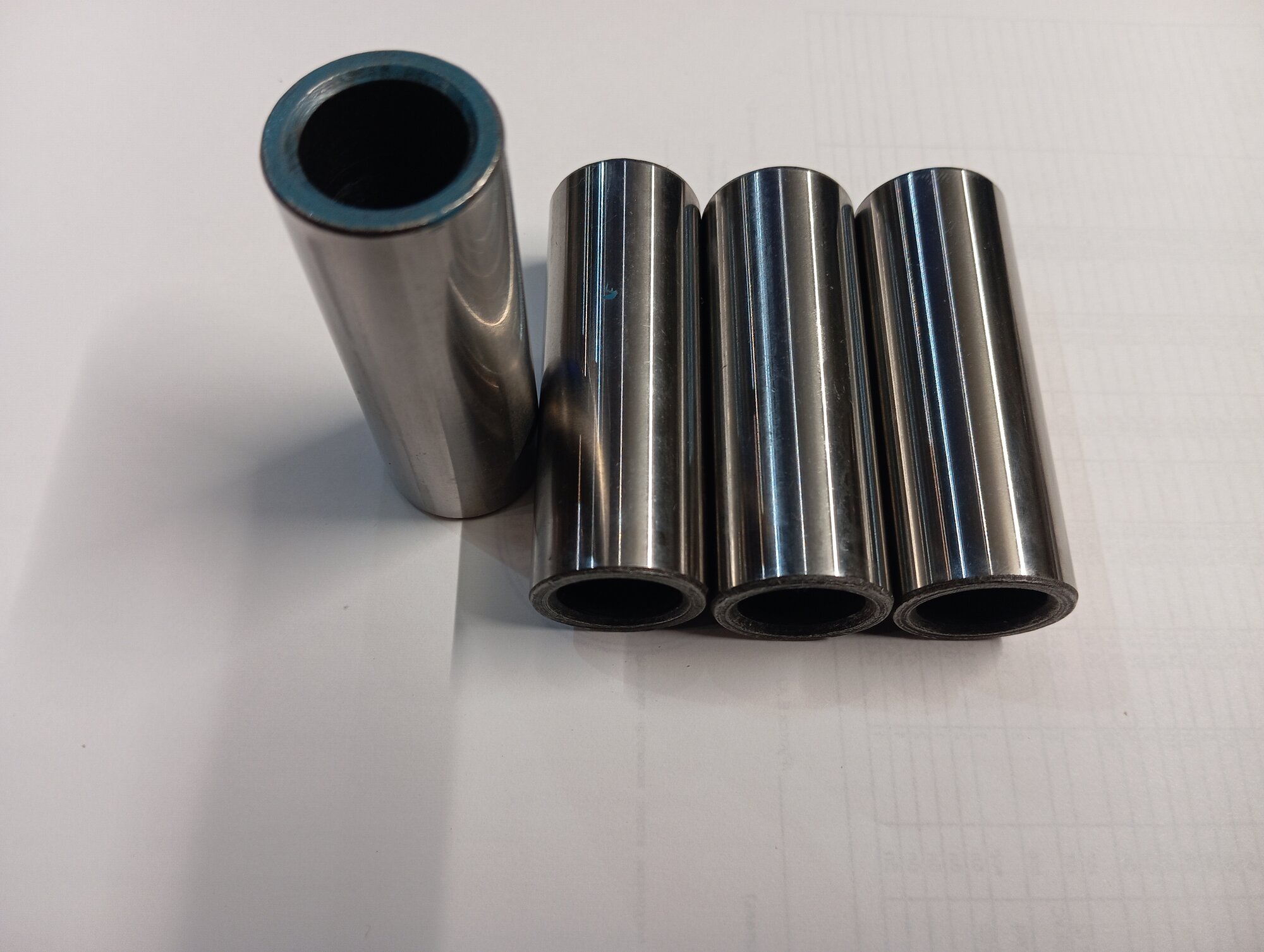 Поршневые пальцы ваз2101 класс1. к-т 4 шт. синие. гост-23465-79