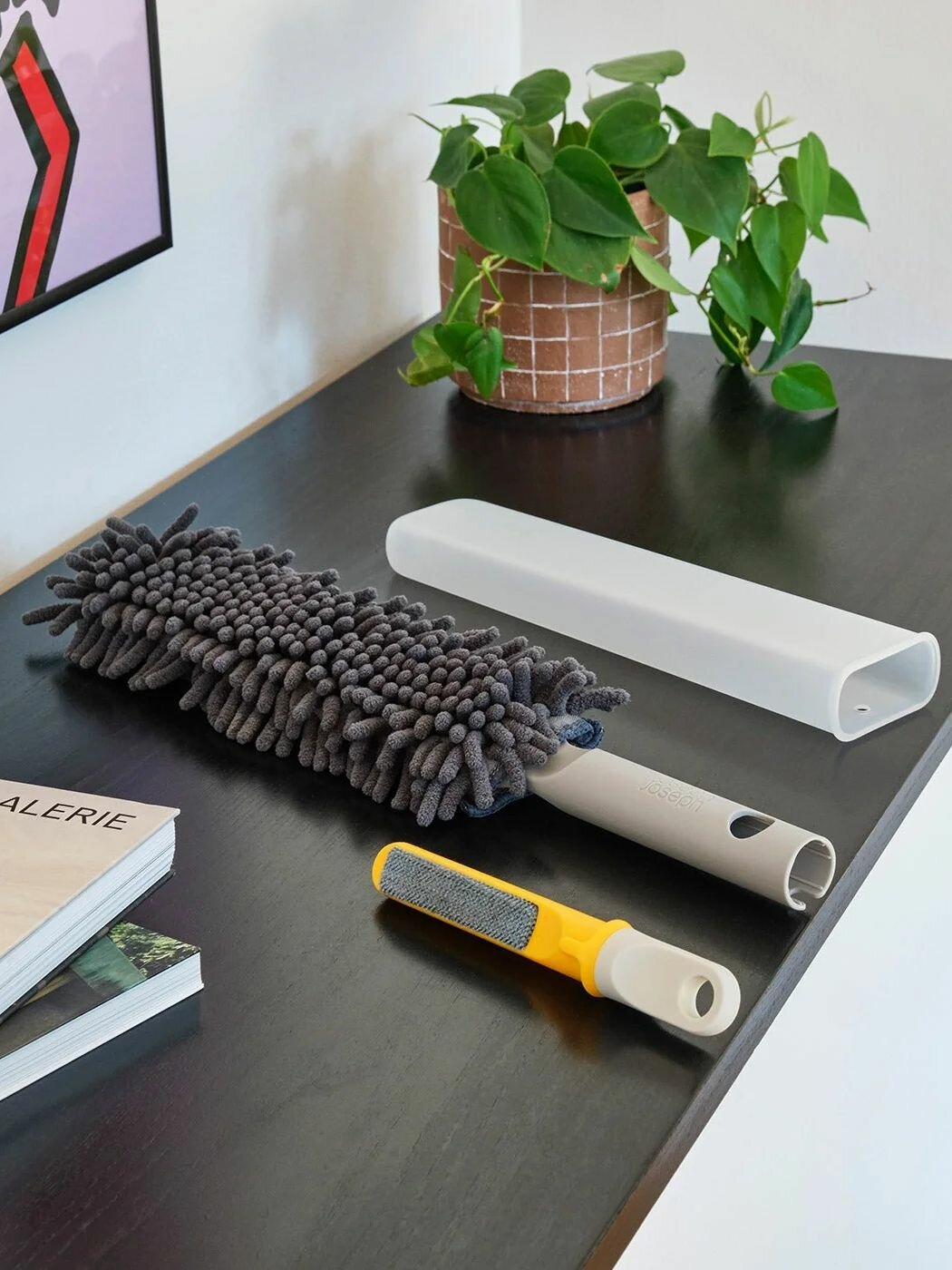 Щетка для уборки пыли Joseph Joseph CleanTech 3-в-1 с защитным чехлом