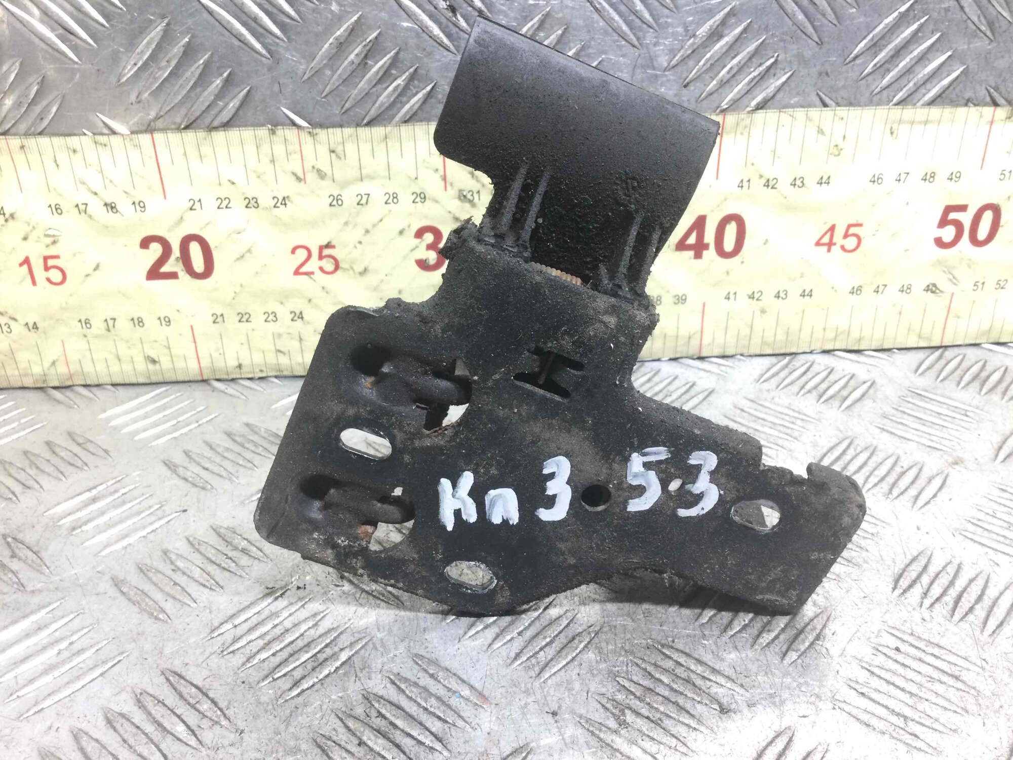 Б/У Крюк капота Volkswagen Touareg 1 поколение 2002-2007 2005 г.