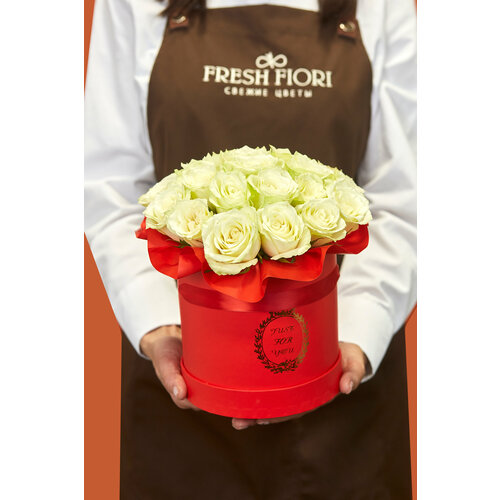 Букет из белых роз "Клэр", Fresh Fiori, размер M, 23 шт, высота 35 см