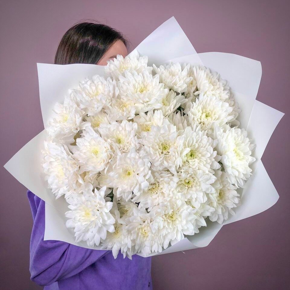 Букет из живых цветов белых кустовых хризантем 7 штук. Букет Scandi Flora 100 — фото 1