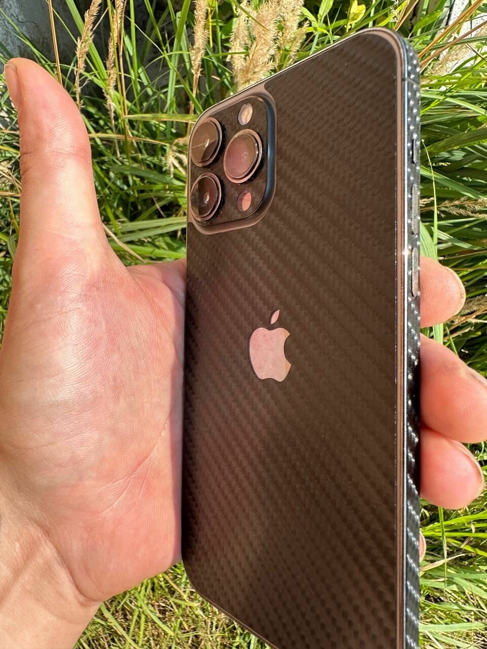 Пленка глянцевая Черный карбон комплект 360 для Apple iPhone 16 PRO MAX задняя крышка + бока — фото 1