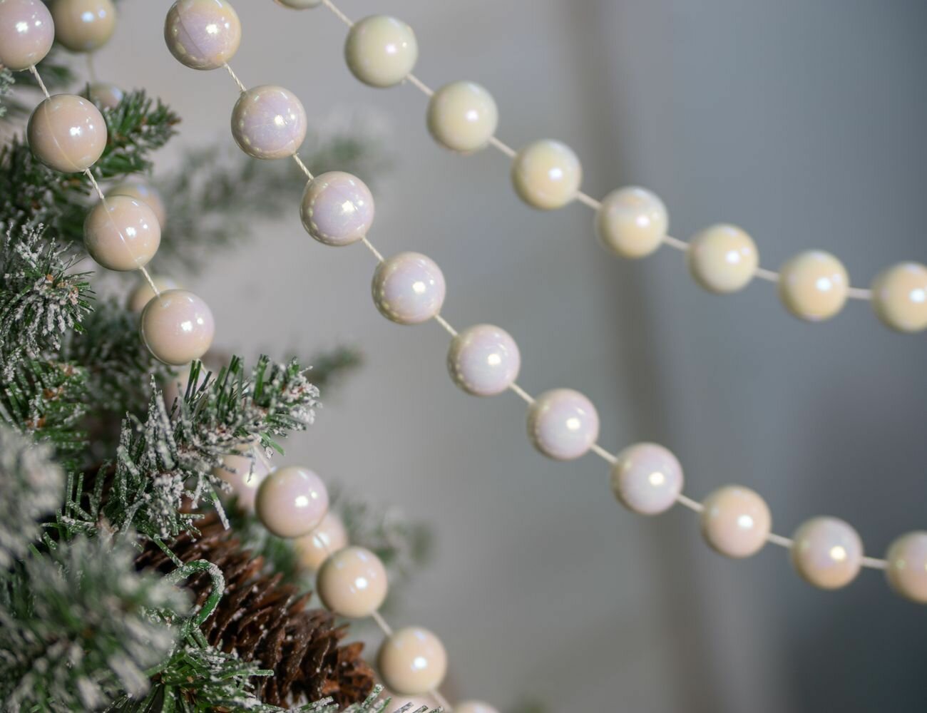 Ёлочные бусы пластиковые гигант цвет: белый перламутр 20 мм 2.7 м Winter Deco 001867