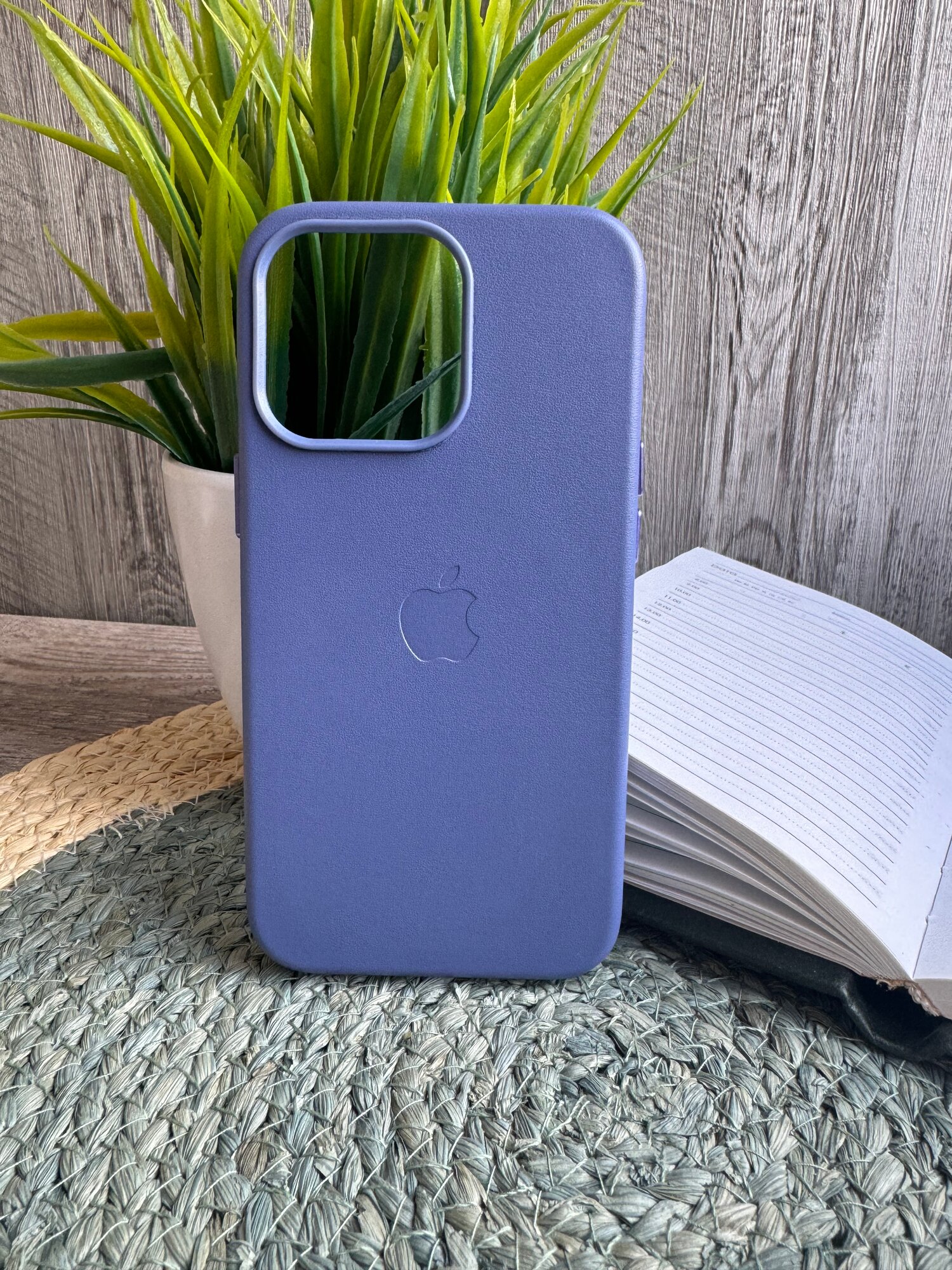Чехол сиреневый для IPhone 13 Pro Leather Case с анимацией и функцией MagSafe
