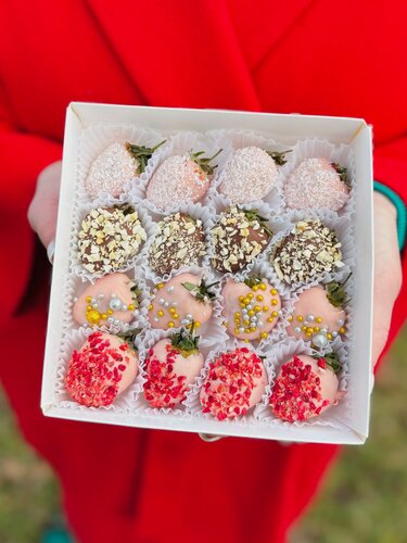 Изображение товара Клубника в бельгийском шоколаде с малиной и голубикой «Конфетти», сладкий подарок