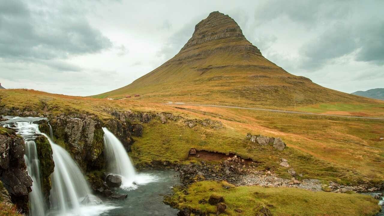 Картина на холсте 60x110 Альянс Лес "Исландия kirkjufell Облака водопад" на подрамнике / интерьер/ декор