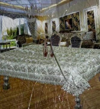 Скатерть декоративная с кружевной вышивкой, бежевая с золотым узором, праздничная