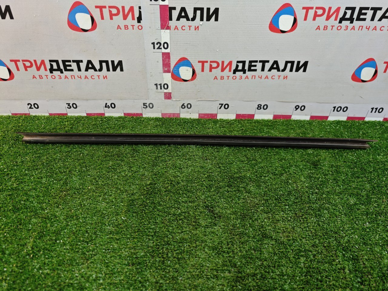 Уплотнитель стекла двери Ford Focus 1.6 IQDB 2013 перед. прав. (б/у)