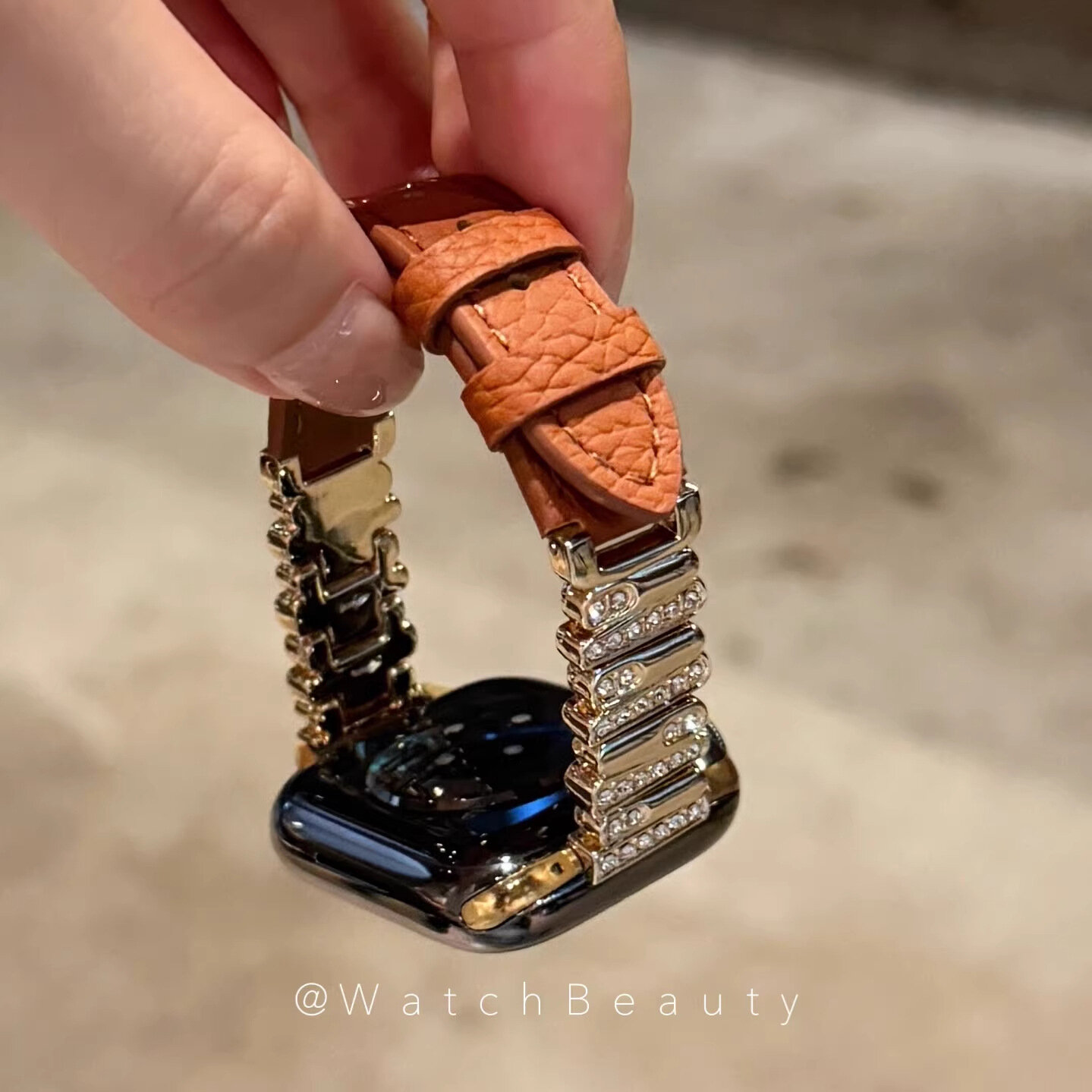 Подходит для ремешка умных часов Apple Watch S11/10, металлический ремешок из кожи с узором в виде личи, украшенный стразами.