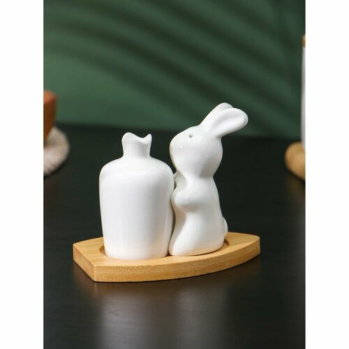 Набор фарфоровый для специй на бамбуковой подставке BellaTenero Заяц с морковкой 2 предмета солонка 50 мл перечница 40 мл цвет белый 563₽