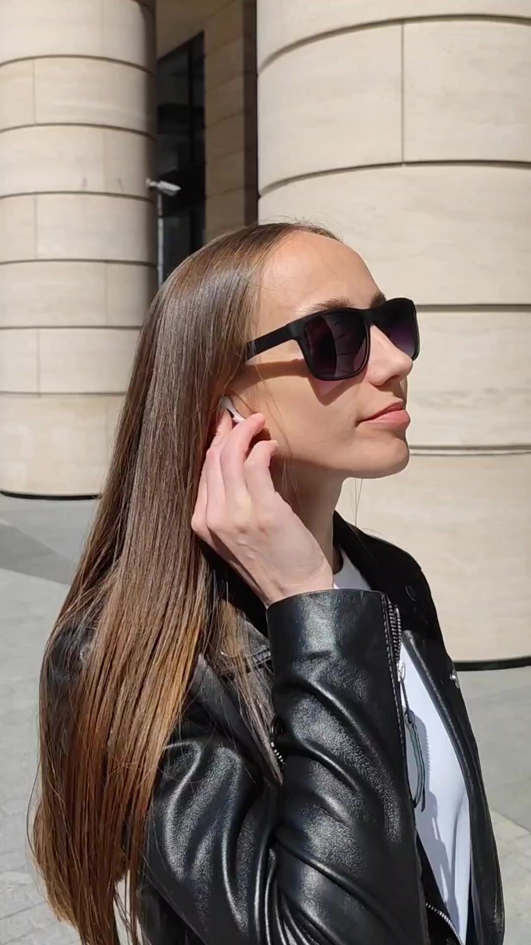 Чехол для наушников Apple Airpods Pro 2 кожаный с карабином противоударный — фото 1