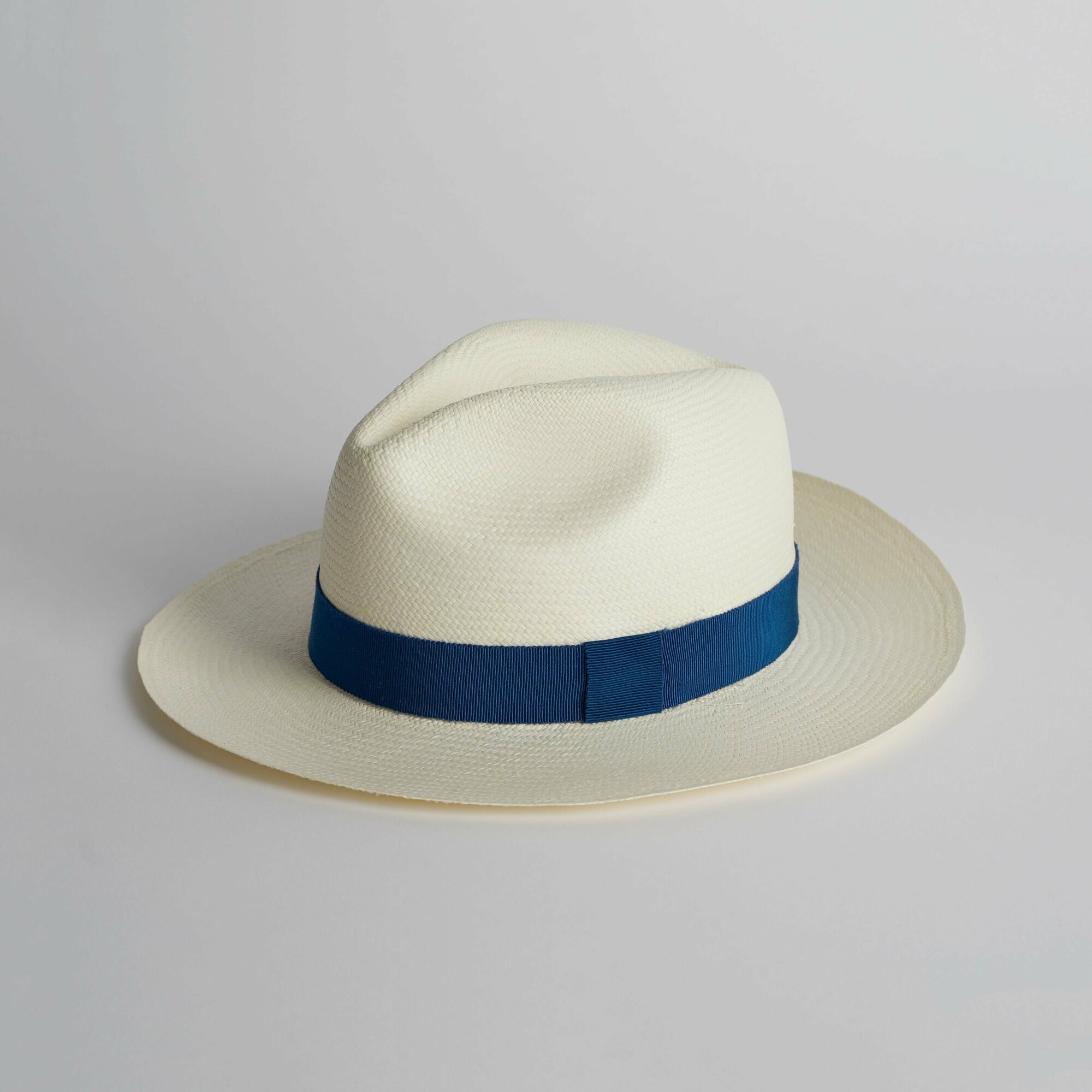 Соломенная эквадорская шляпа Федора c синей лентой 