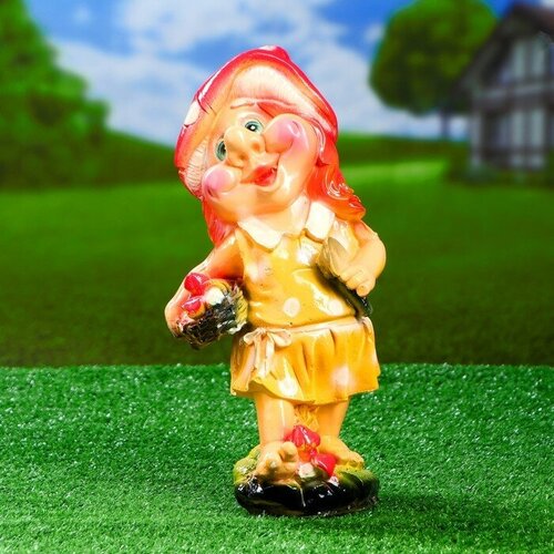 Садовая фигура Гномиха с мухоморами и лопатой 34х19см 1338₽
