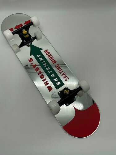 Изображение товара Зеркало интерьерное в форме скейтборда, графика WRIGLEY's skatemint, длина 80 см, бренд Zrcatko